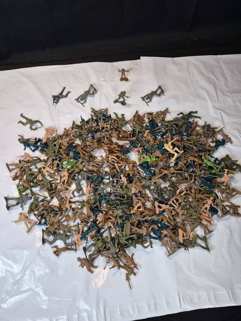 More Than 200 Army Men Vintage Plastic Toy Soldiers Figures 1.5-2" Figures